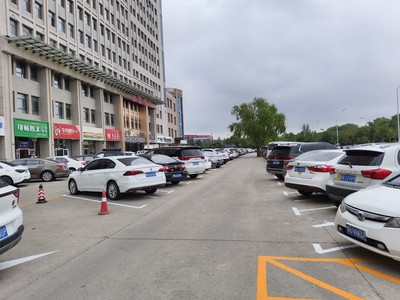 精細(xì)施劃“文明線” 規(guī)范停車(chē)“新秩序”——九原區(qū)執(zhí)法局優(yōu)化天福廣場(chǎng)停車(chē)場(chǎng)服務(wù)側(cè)記